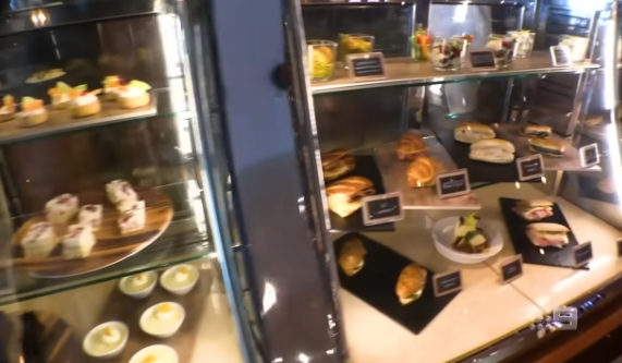 二人直指郵輪生活不但提供自助餐,更經常有表演及跳舞睇(圖片來源:YouTube@A Current Affair)