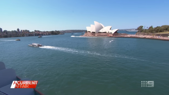 登上載客2,000人的郵輪珊瑚公主號,從此愛上了郵輪上的生活,至今已在船上連續了51趟郵輪旅程,在船上生活了455日。(圖片來源:YouTube@A Current Affair)