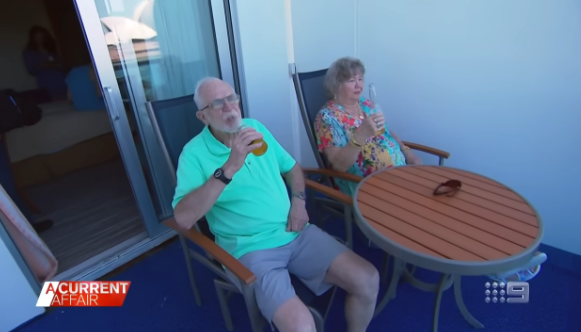 二人雖然已達退休年齡,但心境仍然十分年青兼貪玩。(圖片來源:YouTube@A Current Affair)