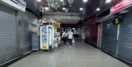 為了節省開支,他選擇了在位於尖沙咀重慶大廈11樓的賓館過夜。(圖片來源:YouTube@小馬生存日記)