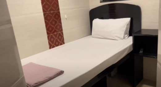 雖然一晚費用只需約160多元人民幣(約175港元),但他就表示重慶大廈的整體環境令他感到十分不安。(圖片來源:YouTube@小馬生存日記)