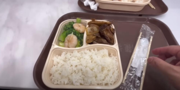 他在第一天到港後的午餐選擇相對便宜的兩餸飯,但抱怨40港元的價錢仍是貴得「不能吃」。(圖片來源:YouTube@小馬生存日記)