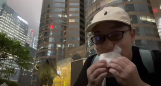 因而晚餐只好飲水和吃一個從深圳帶來的1元人民幣饅頭。(圖片來源:YouTube@小馬生存日記)