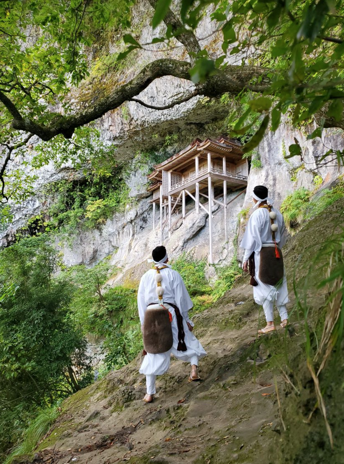 鳥取打卡景點 #01.三徳山投入堂,投入堂是建在絕壁上的國寶級建築物 ,攀登三德山時需攀爬鎖鍊、樹根及穿過崎嶇險峻的山道,一望無際的景色非常壯闊!(地址:鳥取縣東伯郡三朝町三德1010)