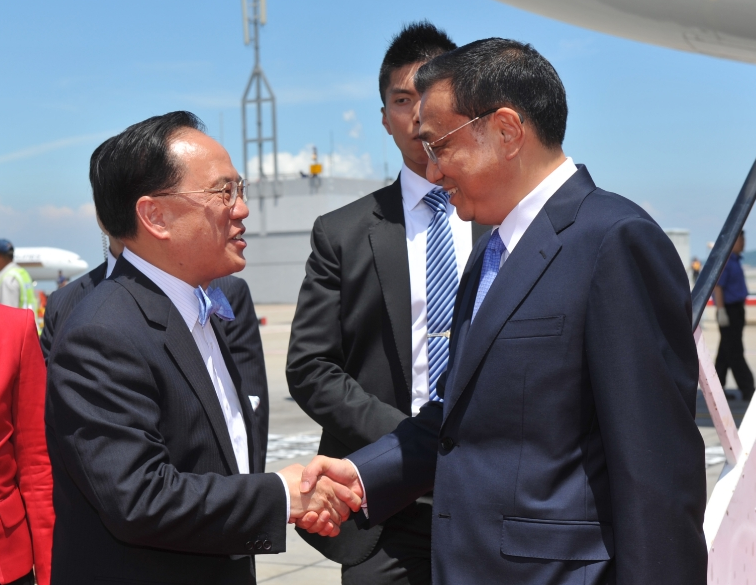 李克強2011年訪港三日,時任行政長官曾蔭權在機場接機。(政府新聞處)