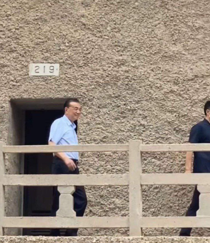 李克強今年3月退休後,甚少現身公眾場合,最後一次露面是在8月尾參觀甘肅敦煌莫高窟,有關消息和相片在社交平台熱傳,當時他看起來氣色不錯。