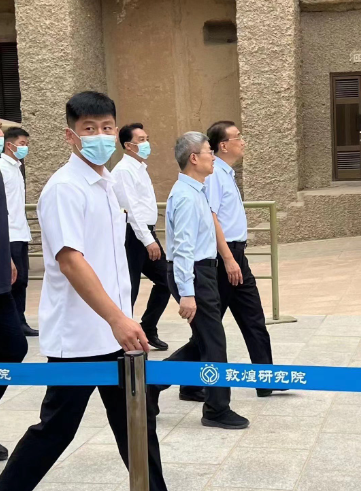 李克強今年3月退休後,甚少現身公眾場合,最後一次露面是在8月尾參觀甘肅敦煌莫高窟,有關消息和相片在社交平台熱傳,當時他看起來氣色不錯。