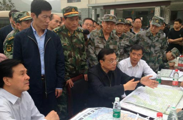 在2013年雅安7級地震發生5小時後,李克強從北京飛赴災區視察,在蘆山縣臨時搭建的帳篷主持召開救災會議,強調一定要抓住72小時的黃金時間救人,期間在帳篷過夜。(資料圖片)