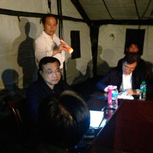 在2013年雅安7級地震發生5小時後,李克強從北京飛赴災區視察,在蘆山縣臨時搭建的帳篷主持召開救災會議,強調一定要抓住72小時的黃金時間救人,期間在帳篷過夜。(資料圖片)