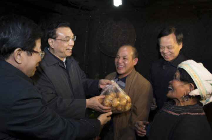 2015年2月李克強到貴州侗寨探望貧困戶自掏腰包買了腌魚、糍粑、米酒、侗果等送給村民。(資料圖片)