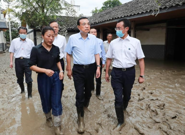 李克強2020年前往重慶勘查洪水災情。(資料圖片)