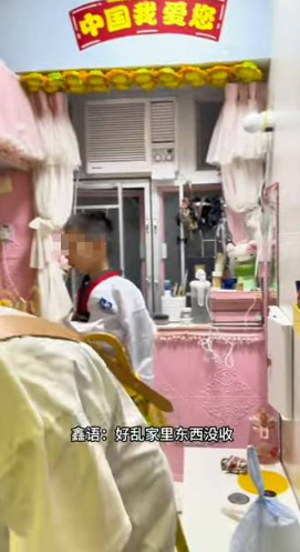 片中的單親媽媽以月租$3,100的價錢,與讀小學的囝囝一同住在深水埗的劏房。(圖片來源:小紅書)