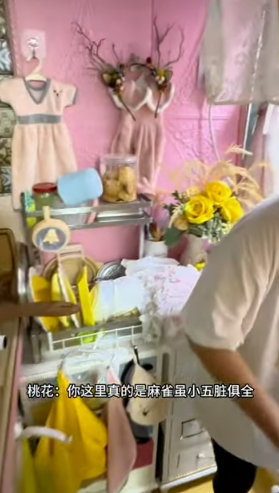 因為家中地方淺窄,因此就算與囝囝一同居住,家中仍只夠位放一張碌架床,而全屋的地板都安裝了地櫃作收納用途。(圖片來源:小紅書)