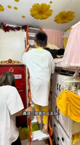 媽媽會和兒子多數會睡在碌架床上,而朋友則在地櫃上「打地鋪」。(圖片來源:小紅書)