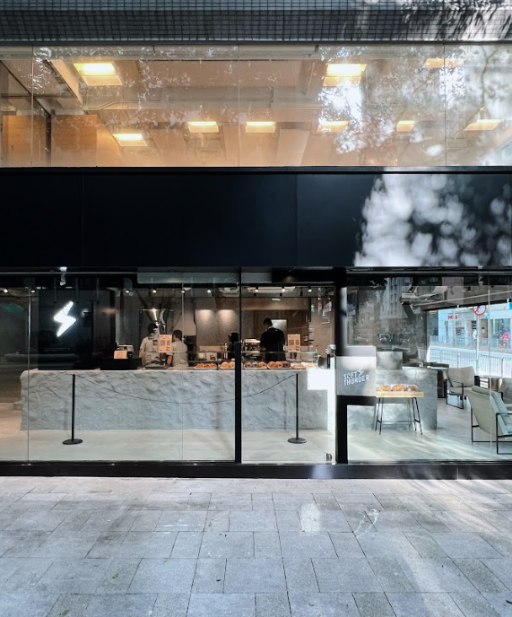 品牌現再下一城,正式開設首間旗艦咖啡廳,由著名 室內設計公司操刀,將北美西岸的悠閒風格帶到此二千呎空間。