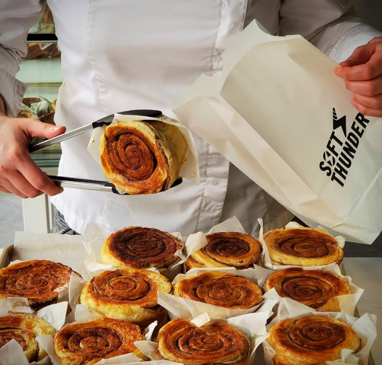 Cinnamon Roll $25 以酥皮作基礎的肉桂卷,並改用黑糖製作,口感與味道也更 富有層次。