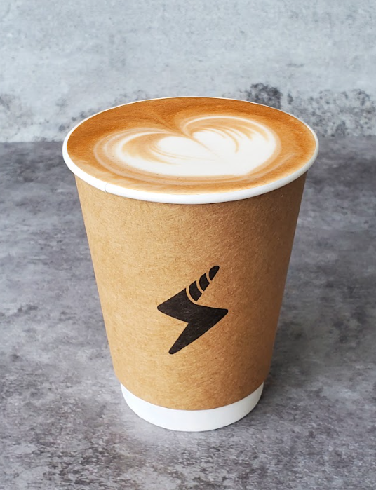 與本地咖啡烘焙品牌 ROASTWORK 合作,推出 SOFT THUNDER 自家拼配豆,偏向 nutty 及帶有可可、榛子風味,製作成奶啡 也十分平衡。Latte 熱飲 $40 (8 oz) / $49 (12 oz) 凍飲 $49 (16 oz)