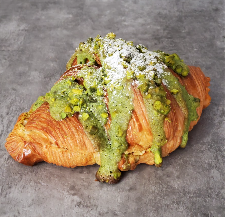 Pistachio Croissant $45 此款式在推出之時只作限定產品,但由於客人回購及詢問度 極高,現已成為品牌皇牌產品之一。牛角酥內藏澎湃的開心 果醬,堅果香氣突出。