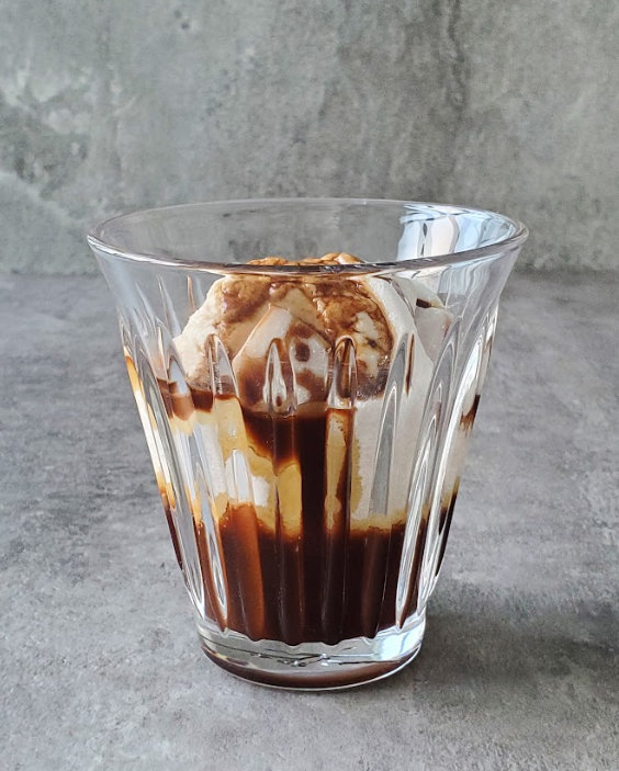 Mochi Affogato $65 (旗艦店新品) 客人點單才即時製作,將自家製麻糬片包裹雲呢拿雪糕球, 多添煙韌軟糯的質感。雪糕淋上朱古力醬及榛子碎,再倒入 熱辣辣的意式濃縮咖啡,將經典的 affogato 味道昇華。