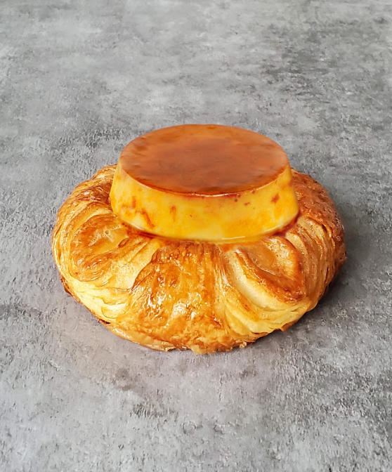 Crème Caramel Danish $48 (旗艦店新品及堂食限定) 將焦糖雞蛋布甸與丹麥酥完美結合。客人點選時才即叫即 製,將焦糖雞蛋布甸倒模至丹麥酥之中,焦糖醬汁流到酥脆 丹麥酥之上,更添甜美滋味。