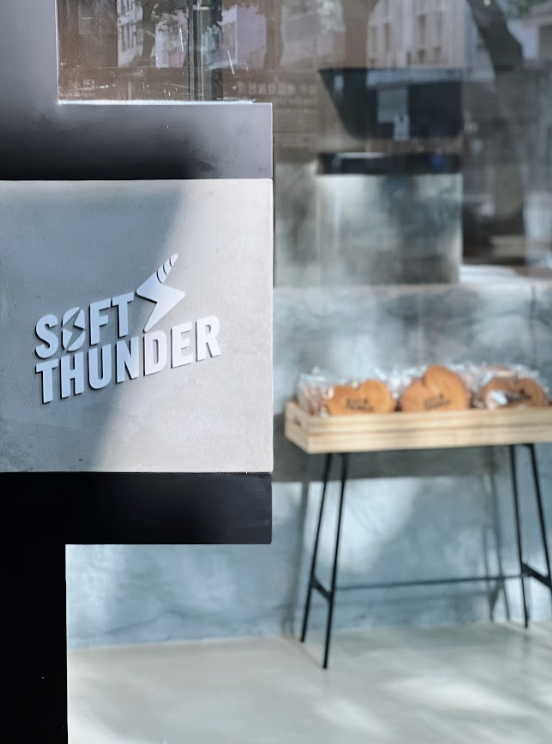 SOFT THUNDER 以法式甜酥烘焙 (Viennoiserie) 為人熟悉,2021 年開設首間麵包店時以一系列甜酥 麵包、蛋撻、肉桂卷、超大蝴蝶酥「Grand Palmier」、Unicorn Puff 等,虜獲一眾麵包迷的歡心, 旋即成為炙手可熱的產品。