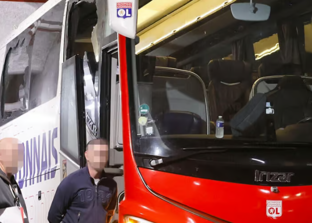 法甲|里昂隊巴被馬賽球迷擲石 主帥格羅素受傷流血