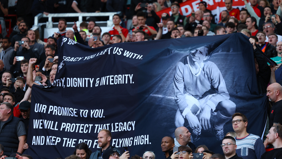 奧脫福舉行向已故名宿卜比查爾頓致敬的儀式。(路透社)