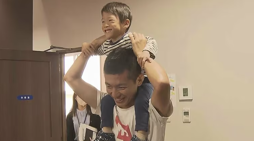 5歲,跟醫生重逢。(互聯網)