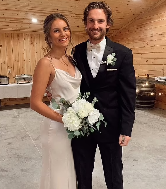 約翰遜與未婚妻。(互聯網)