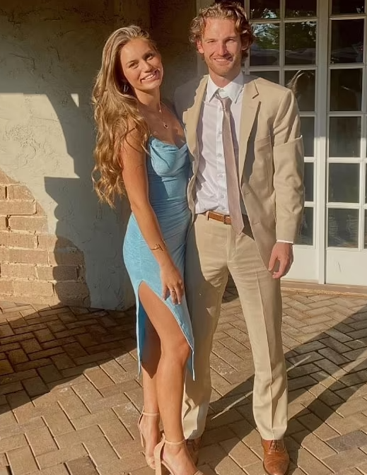 約翰遜與未婚妻。(互聯網)