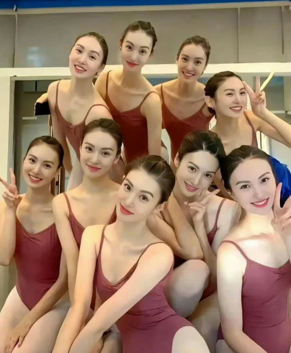 恒大歌舞團的招聘標準極爲嚴格,必須符合年輕、舞姿優美等條件(微博圖片)
