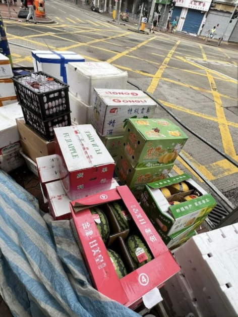 早前,一位由內地來港旅遊的男遊客就在小紅書上發文,直指他來港時正值颱風泰利襲港,因此大部分位於紅磡的蔬果店都沒有開門。(圖片來源:小紅書)