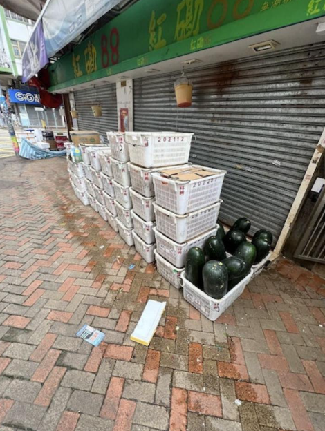 有一箱二箱的蔬果直接放置於街頭,這個公開又對世人充滿信任的行為令他感到十分驚訝,因此以「香港市民素質高不高為題」發文。(圖片來源:小紅書)