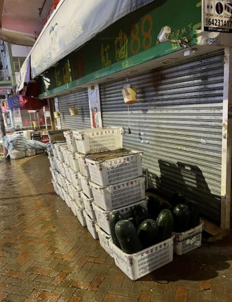 為了驗證自己的文題,發文者指自己在當天晚上10時特意重回舊地,主要想看看這批由早到晚都沒有人看管的蔬果是否還健在。(圖片來源:小紅書)