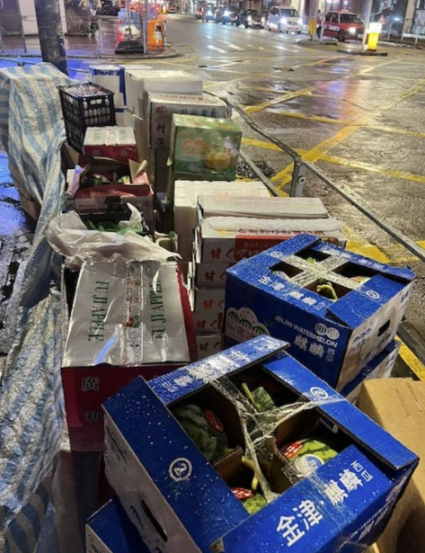 而他驚訝地發現即使蔬果公開地放置在公共地方一整天,「水果蔬菜還是原封不動放在那裡」。(圖片來源:小紅書)