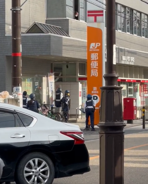 埼玉槍手闖醫院射傷2人 再赴郵局挾持人質 日警包圍勸降