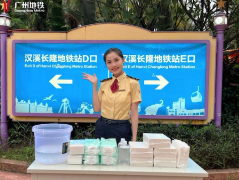 因此長隆樂園只好在站內設置卸妝台,並主動提供卸妝棉及卸妝水,讓著扮較誇張的乘客先卸除臉上的誇張妝容。(圖片來源:微博)