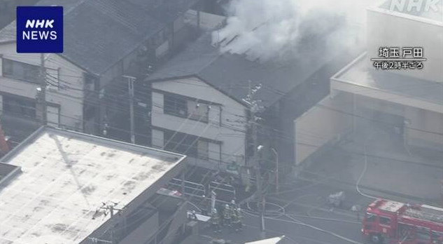 懷疑是槍手寓所的房屋,在案發前起火。(互聯網)