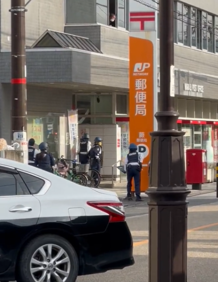 槍手之後再郵局挾持人質。(互聯網)