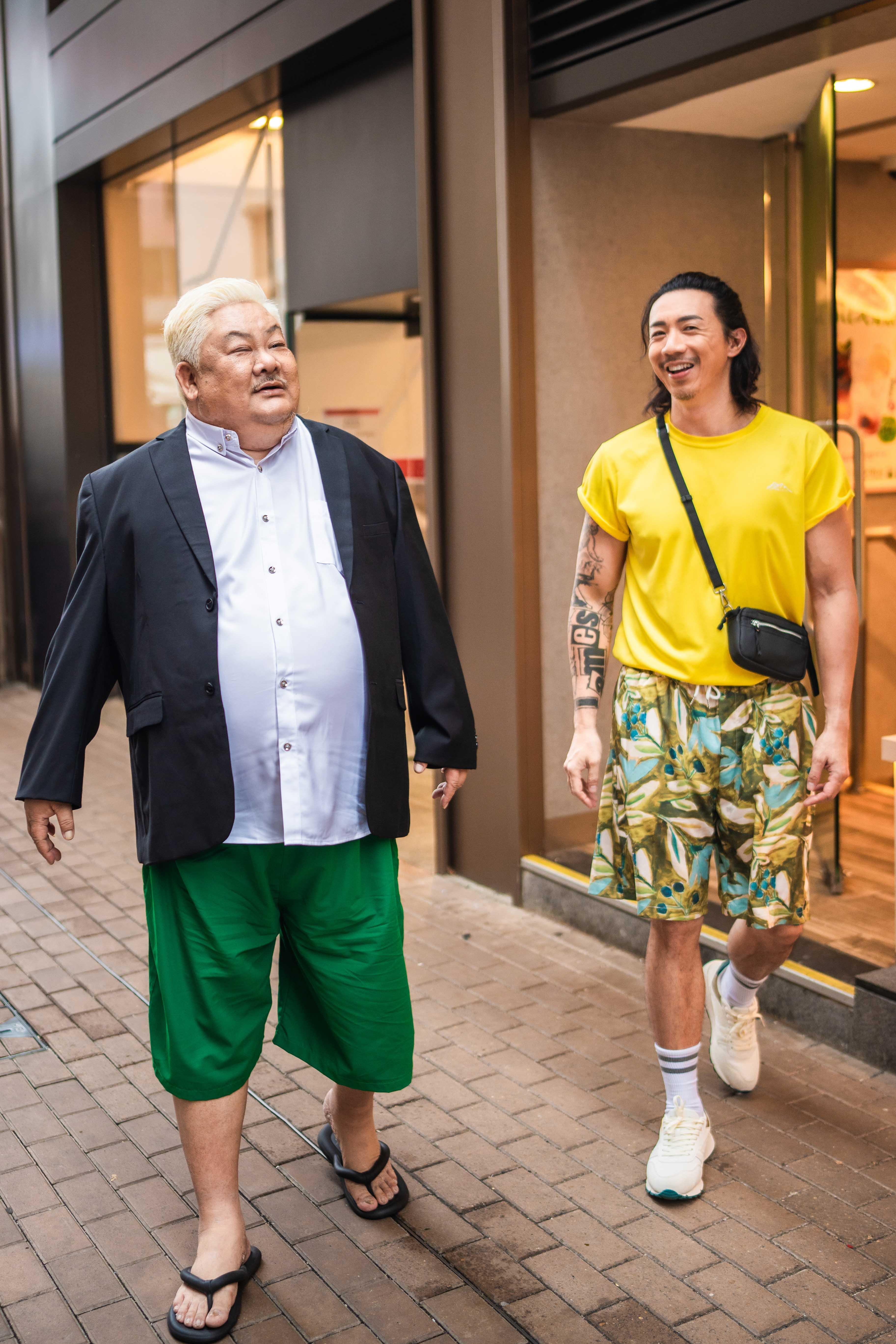 林雪上身西裝畢挺,下身卻是短褲配人字拖。