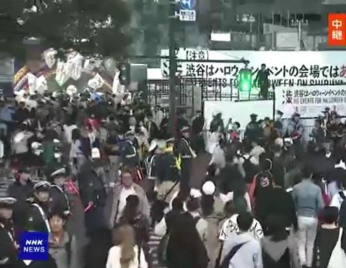 NHK報道,萬聖前周末澀谷車站前的人潮。(互聯網)