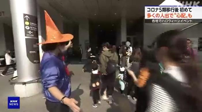 東京晴空塔萬聖節活動,工作人員維持秩序。(互聯網)