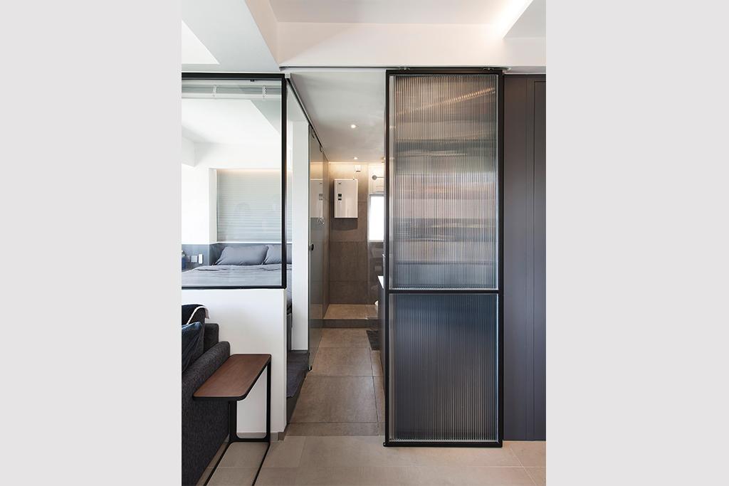 走廊的玻璃趟門用了長虹玻璃材質