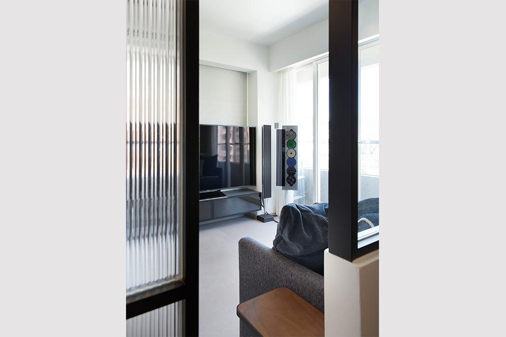 走廊的玻璃趟門用了長虹玻璃材質