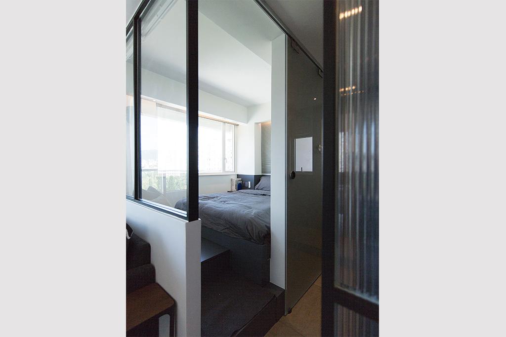 走廊的玻璃趟門用了長虹玻璃材質