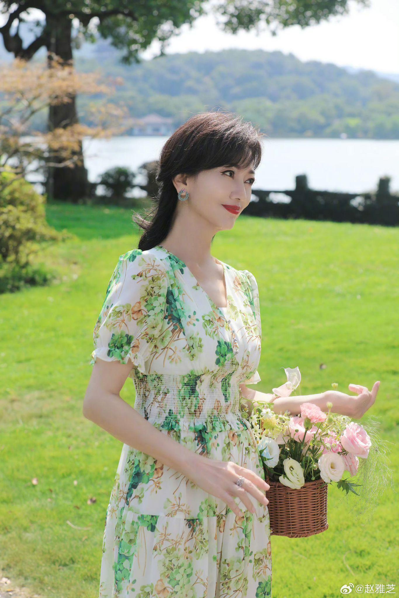 趙雅芝近日在微博分享多張靚相。