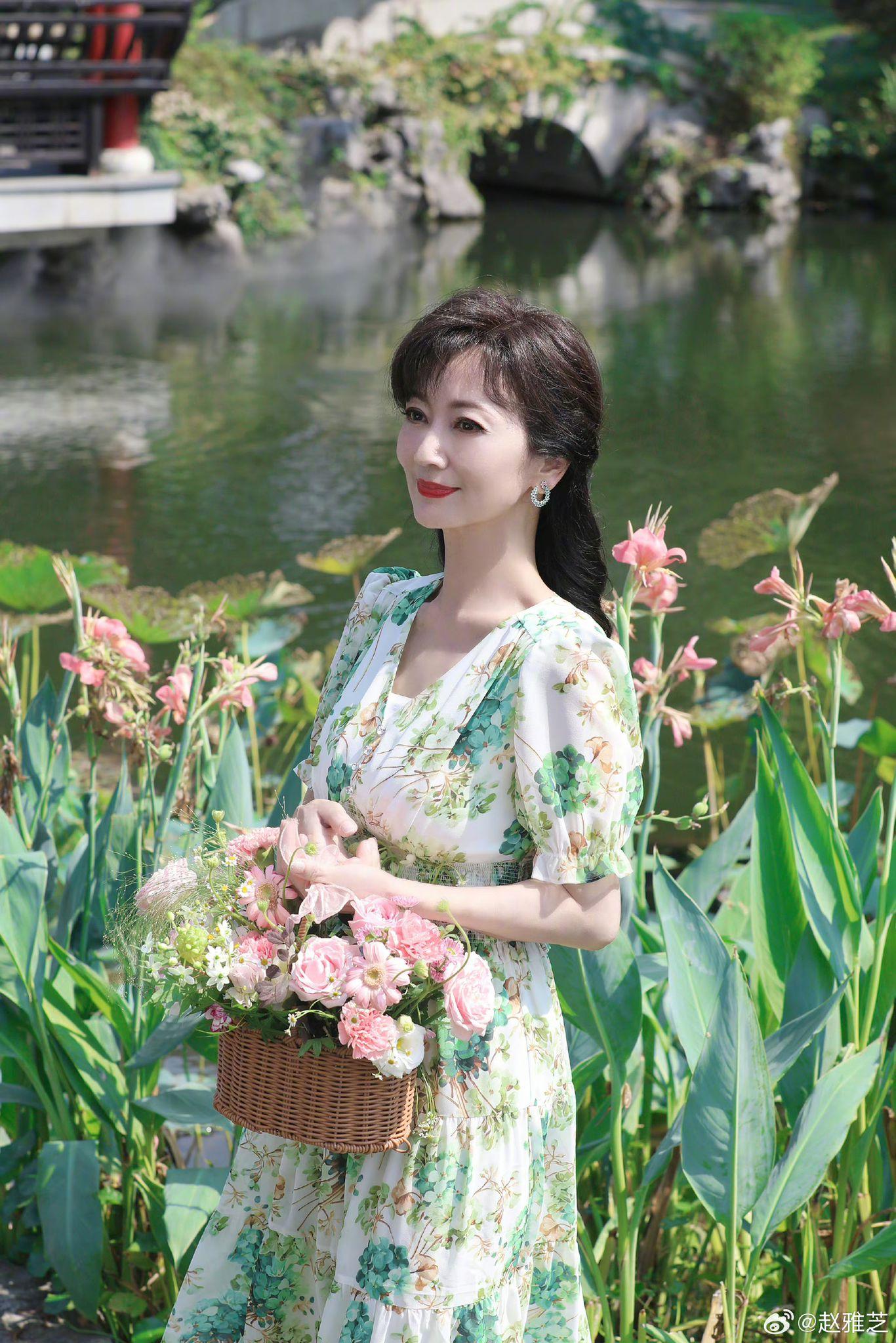 趙雅芝近日在微博分享多張靚相。