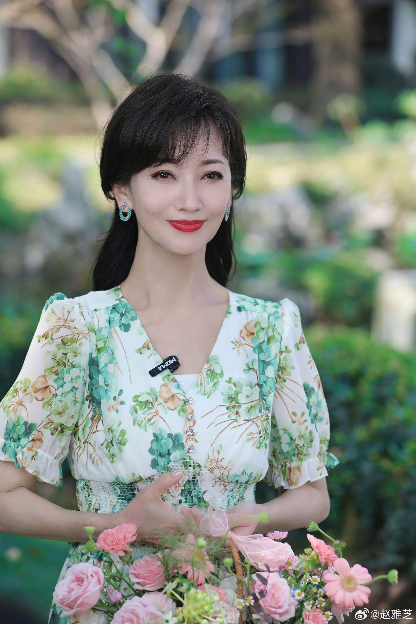 趙雅芝近日在微博分享多張靚相。