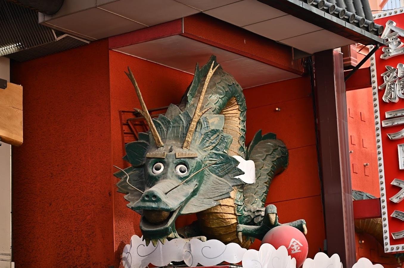 「金龍拉麵」道頓堀店的巨龍招牌十分搶眼。(互聯網)