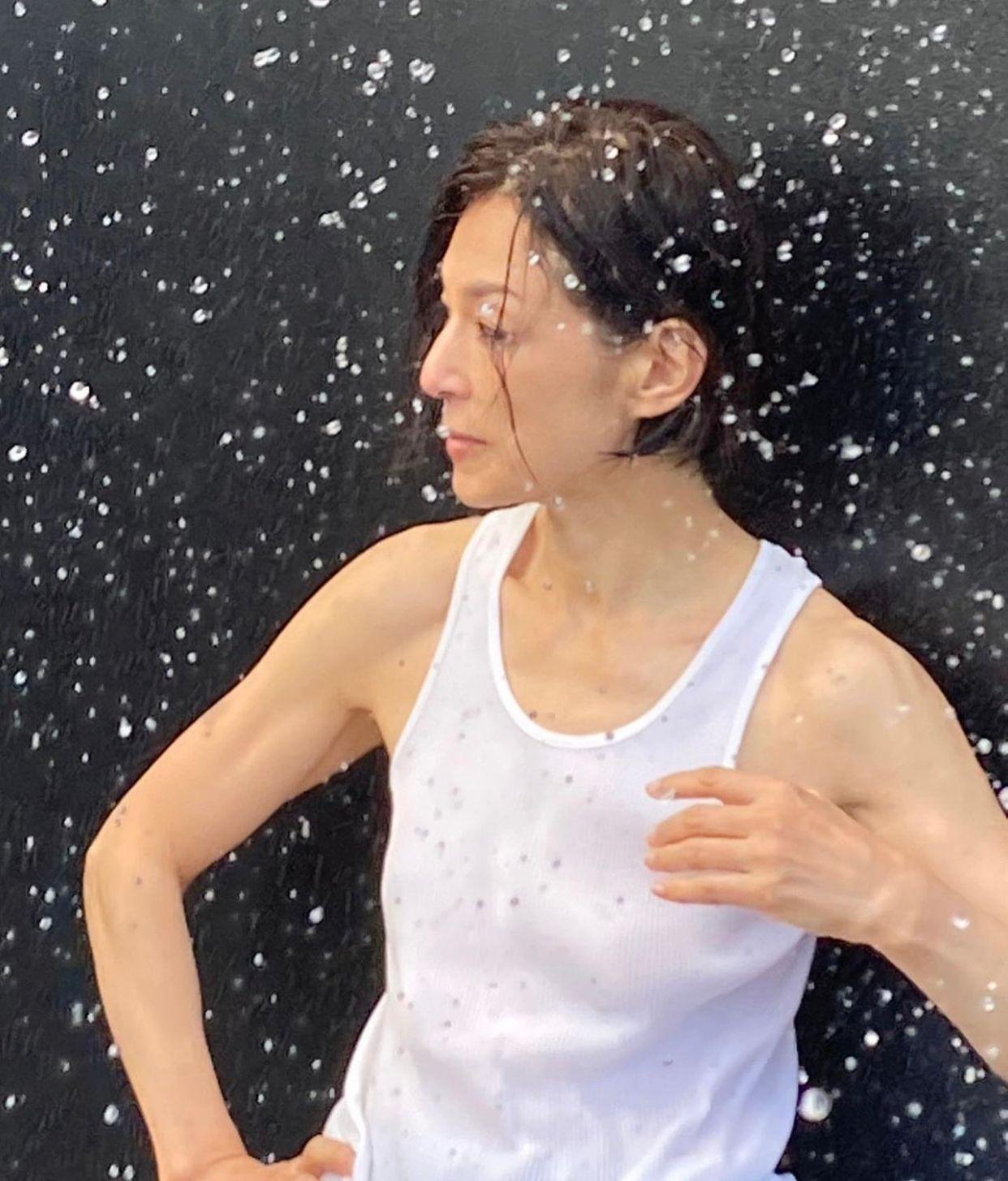 鈴木保奈美玩濕身,僅以小背心上陣。